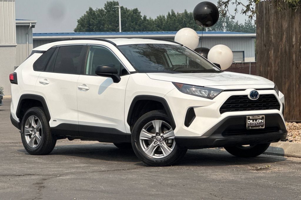 Used 2022 Toyota RAV4 LE AWD/4WD image 2