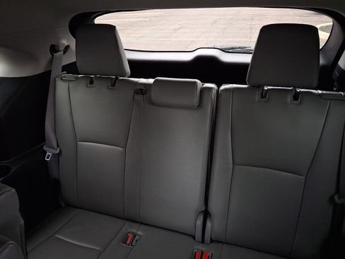 Used 2023 Toyota Highlander XLE FWD image 10