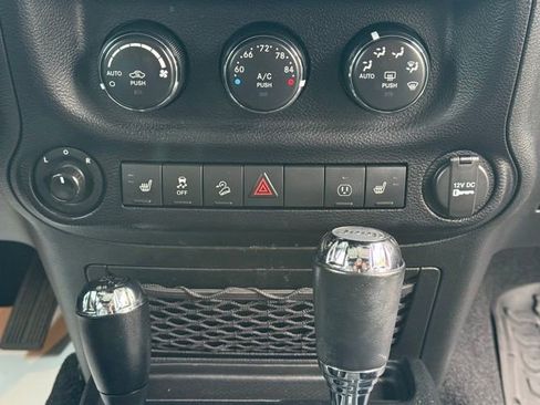 Used 2017 Jeep Wrangler Unlimited Rubicon image 36