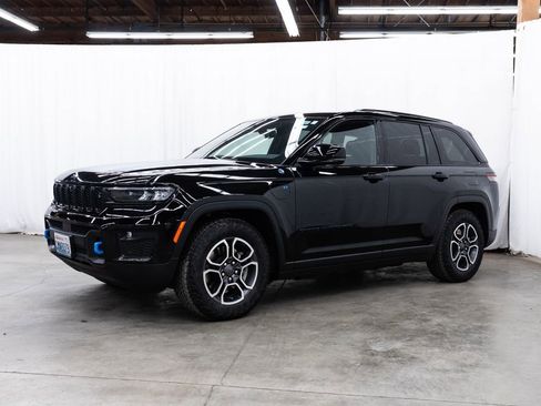 Used 2023 Jeep Grand Cherokee Trailhawk w/ Advanced Protech Group II image 3