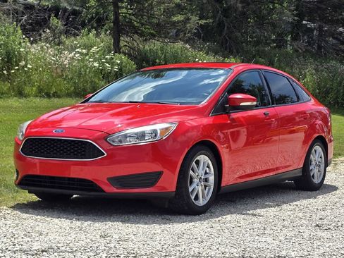 Used 2016 Ford Focus SE w/ SE Cold Weather Package FWD image 2