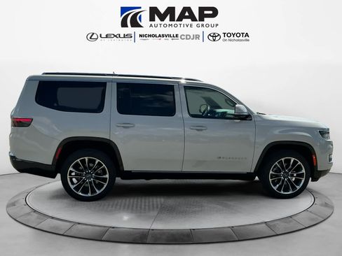 Used 2022 Jeep Wagoneer Series III w/ Premium Group I AWD/4WD image 6
