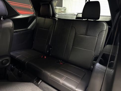 Used 2023 Chevrolet Traverse RS FWD image 15