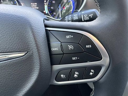 Used 2024 Chrysler Pacifica Touring-L image 22