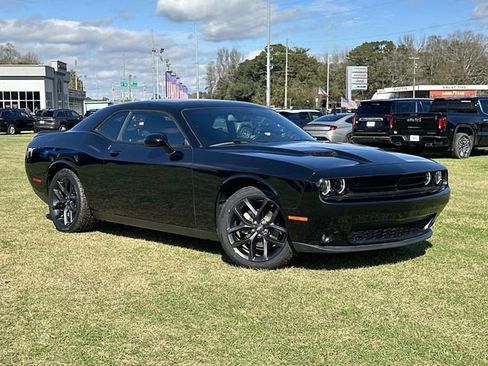 Used 2023 Dodge Challenger SXT w/ Blacktop Package image 8