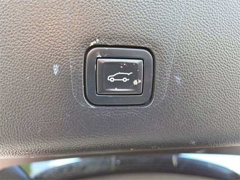 Used 2019 Chevrolet Traverse LT image 14