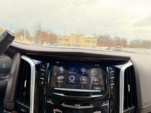 Used 2016 Cadillac Escalade Luxury image 14