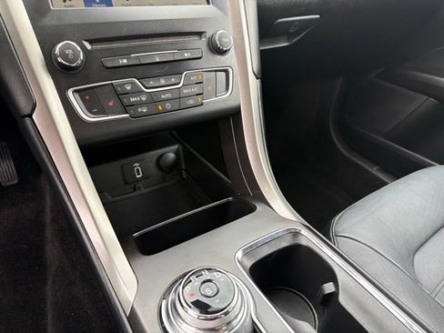 Used 2018 Ford Fusion SE w/ Fusion SE Technology Package FWD image 19
