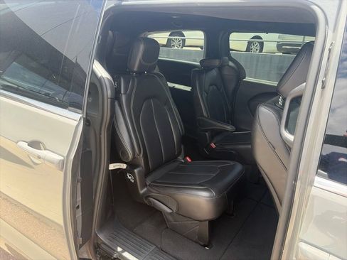 Used 2025 Chrysler Pacifica Select FWD image 13