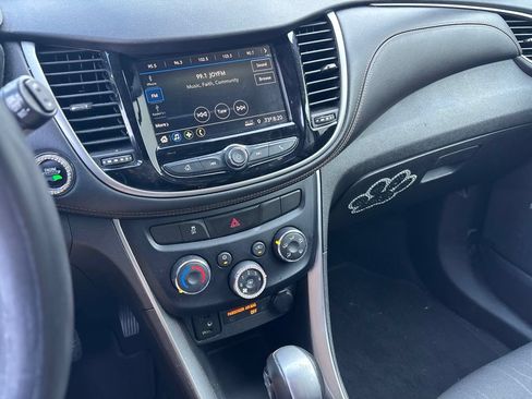 Used 2019 Chevrolet Trax LT w/ Sun & Sound Package FWD image 10