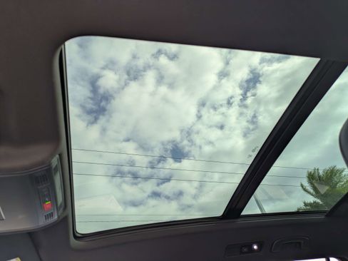 Used 2024 Volkswagen Tiguan SE R-Line image 22