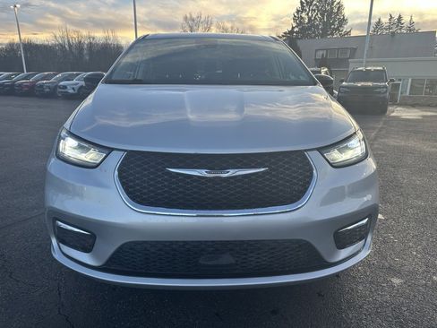 Used 2024 Chrysler Pacifica Touring-L image 13