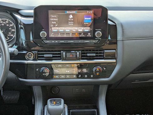 Used 2024 Nissan Pathfinder SV FWD image 19