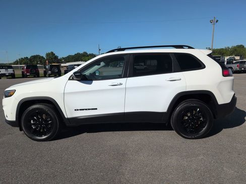 Used 2023 Jeep Cherokee Altitude Lux image 2