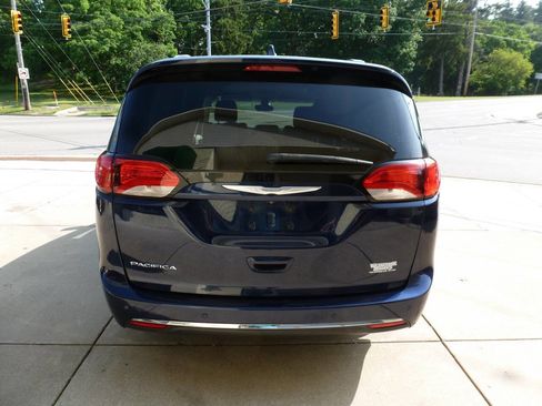 Used 2017 Chrysler Pacifica Touring-L Plus FWD image 8