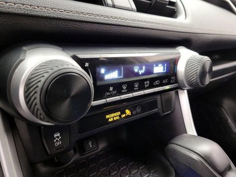 Used 2021 Toyota RAV4 LE image 5