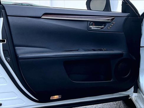 Used 2010 Buick Enclave CXL image 24