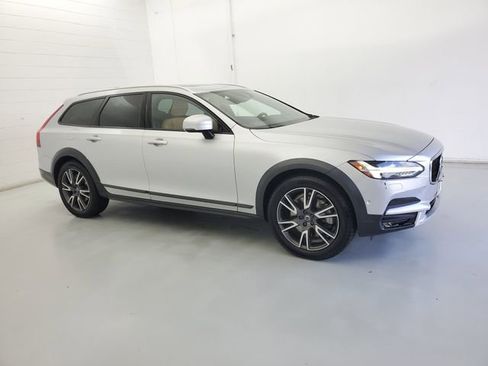 Used 2017 Volvo V90 T6 Cross Country image 4