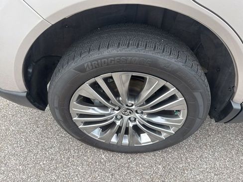 Used 2021 Toyota Venza XLE image 14