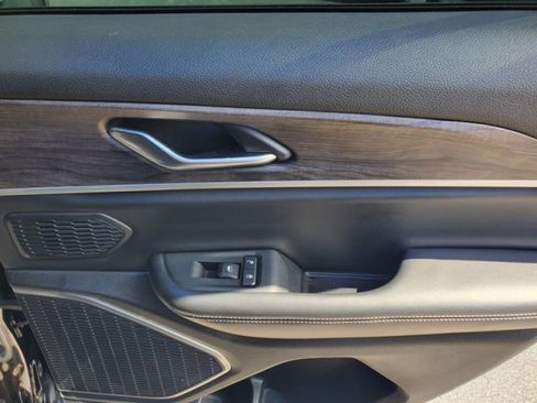 Used 2022 Jeep Grand Cherokee Limited image 35