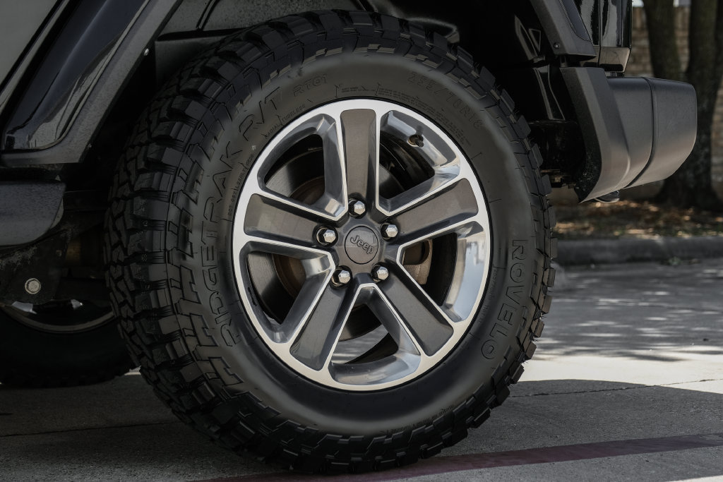 Used 2022 Jeep Wrangler Unlimited Sahara w/ LED Lighting Group AWD/4WD image 67