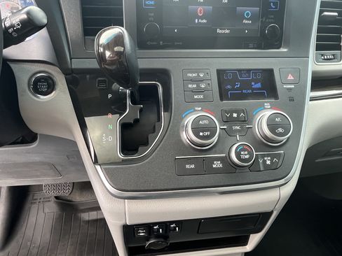Used 2017 Toyota Sienna XLE w/ XLE Navigation Package AWD/4WD image 25