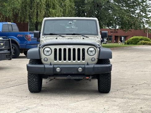 Used 2017 Jeep Wrangler Rubicon w/ Power Convenience Group AWD/4WD image 2