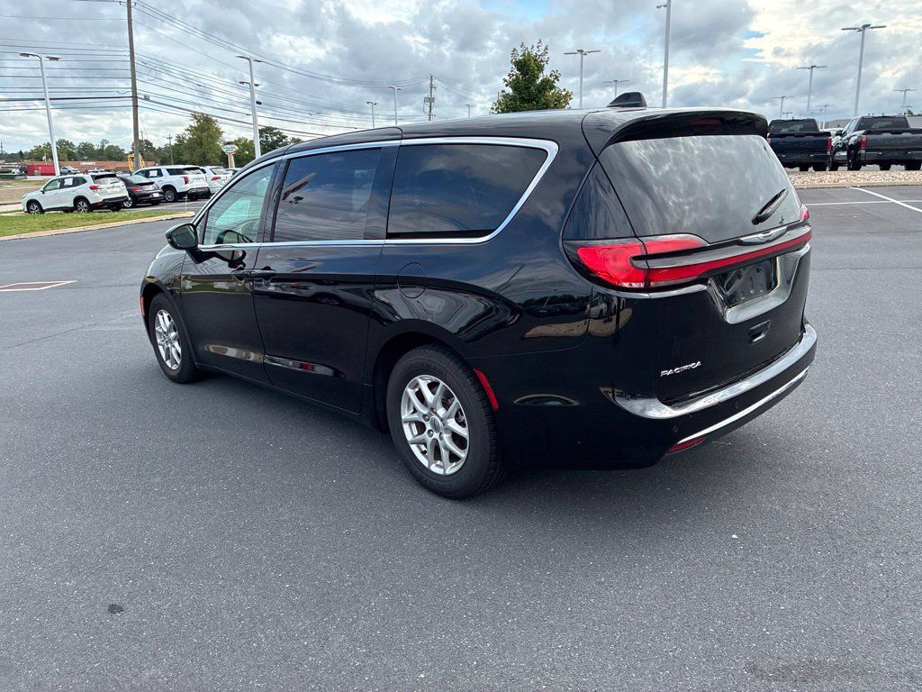 Used 2024 Chrysler Pacifica Touring-L FWD image 13