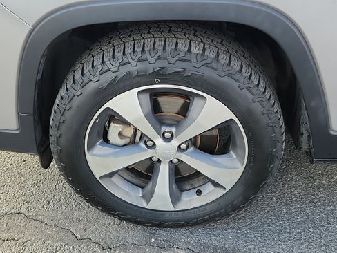 Used 2020 Jeep Cherokee Limited AWD/4WD image 7