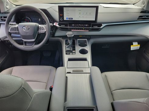New 2026 Toyota Sienna XLE image 13