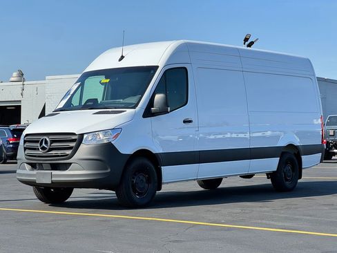 Used 2025 Mercedes-Benz Sprinter 2500 image 3