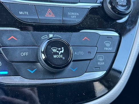 Used 2023 Chrysler Pacifica Touring-L FWD image 29