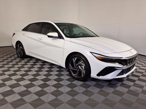 Certified 2024 Hyundai Elantra Limited image 3