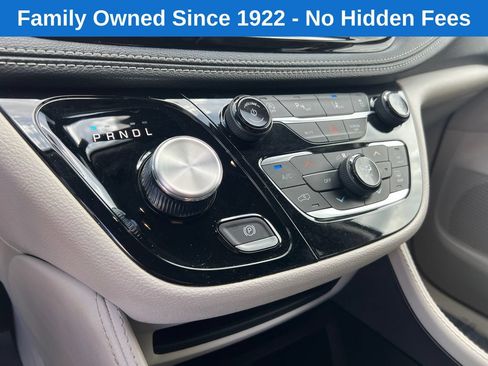 Used 2023 Chrysler Pacifica Limited FWD image 31