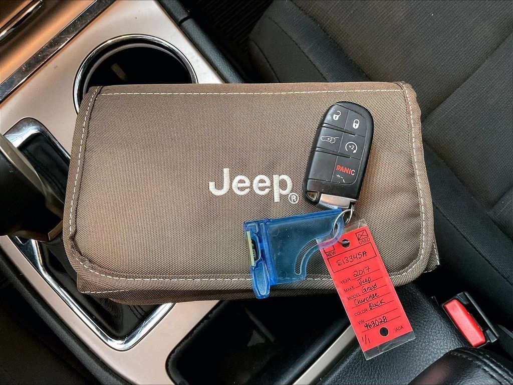 Used 2017 Jeep Grand Cherokee Laredo w/ Quick Order Package 23E AWD/4WD image 15