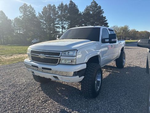 Used 2006 Chevrolet Silverado 1500 LT w/ Light Duty Power Package image 3