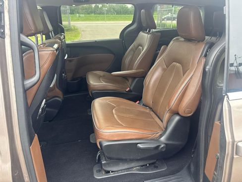 Used 2018 Chrysler Pacifica Limited w/ Advanced Safetytec Group FWD image 11