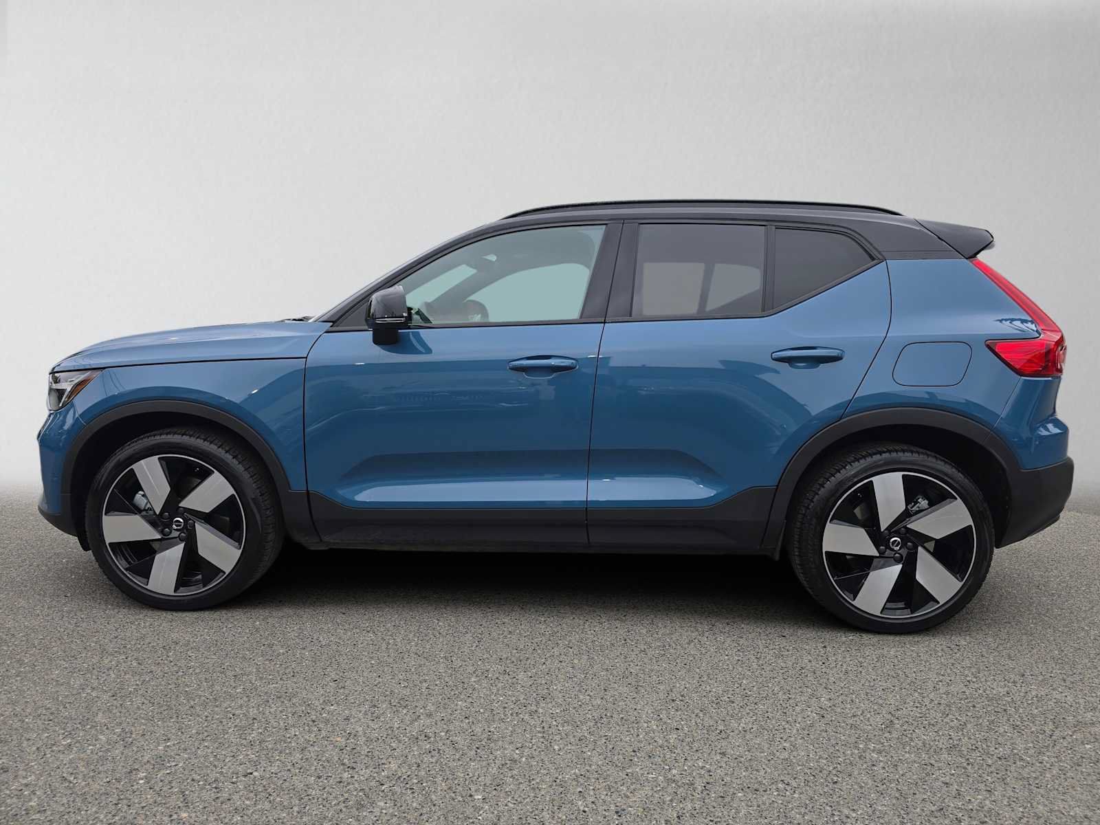 Certified 2023 Volvo XC40 Recharge Plus w/ Protection Package Premier AWD/4WD image 7