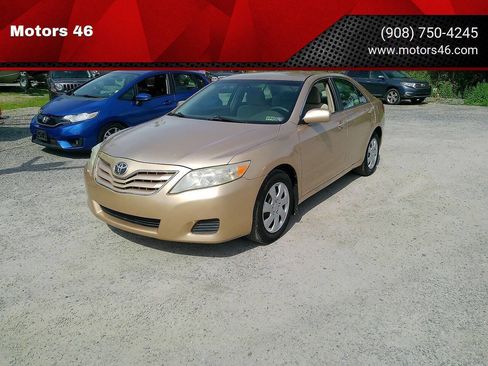 Used 2010 Toyota Camry LE FWD image 1