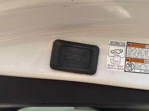 Used 2018 Toyota RAV4 Limited FWD image 34