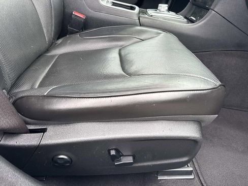 Used 2020 Chrysler 300 Limited RWD image 16