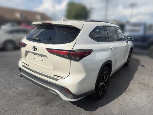 Used 2021 Toyota Highlander XSE AWD/4WD image 3