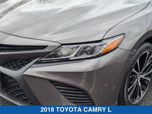Used 2018 Toyota Camry SE w/ Moonroof Package image 10