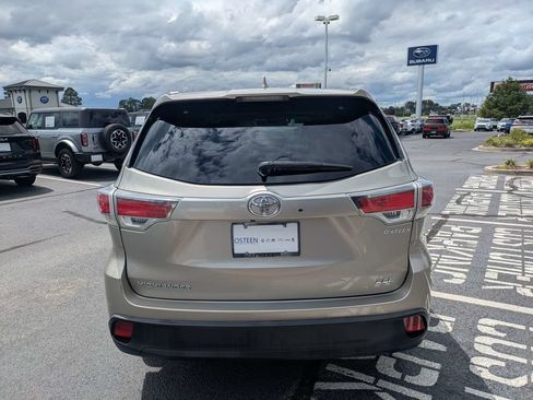 Used 2016 Toyota Highlander XLE FWD image 6