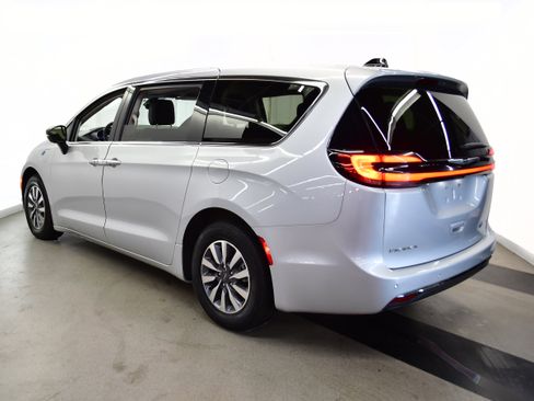 Used 2024 Chrysler Pacifica Limited FWD image 5