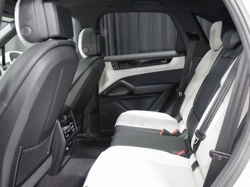 New 2026 Porsche Cayenne image 21