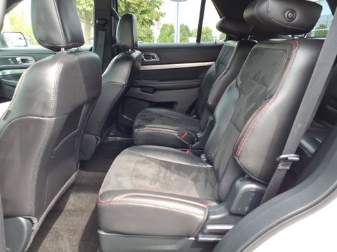 Used 2018 Ford Explorer XLT w/ Equipment Group 202A AWD/4WD image 5