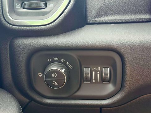 New 2026 RAM 2500 Laramie AWD/4WD image 17