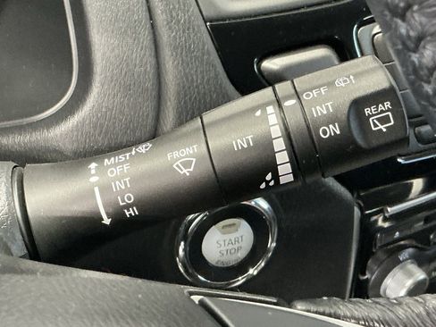 Used 2018 Nissan Pathfinder SV image 15