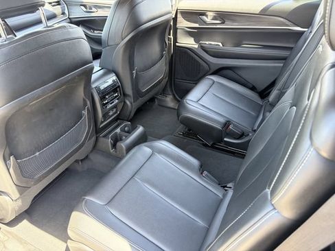 Used 2023 Jeep Grand Cherokee L Limited AWD/4WD image 17